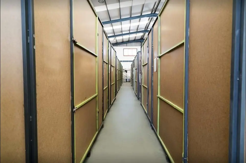 Pasillo de módulos del guardamuebles en las instalaciones de Pizarra (Málaga)